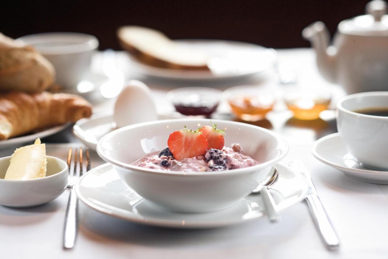 Moevenpick Hotel City Star Jeddah Exterior photo A bowl of muesli with fruit
