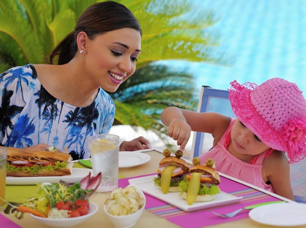 Moevenpick Hotel City Star Jeddah Exterior photo A mother and daughter eating a meal