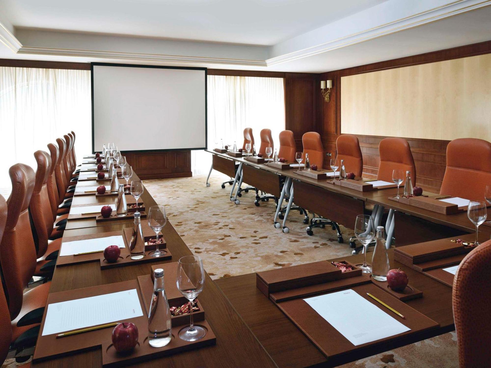 Moevenpick Hotel City Star Jeddah Exterior photo A meeting room